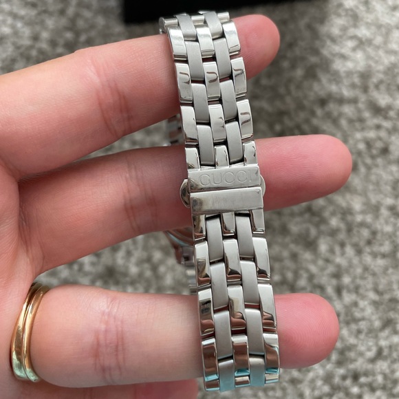 Gucci watch women’s. - Picture 5 of 11